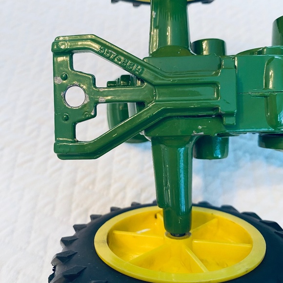 SOLD Vintage John Deere Diecast Model G Tractor - Picture 7 of 7